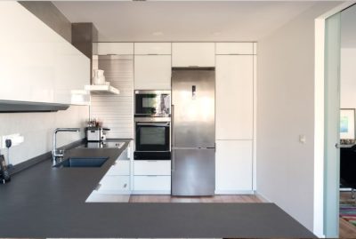 Light Colors: Opt for light-colored quartz to brighten the kitchen and reflect light, making the space feel open and airy.